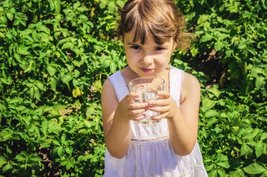 Çocuk bardak su. seçici odak.