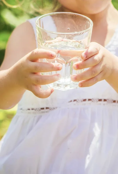 Bicchiere Acqua Bambino Focus Selettivo — Foto Stock