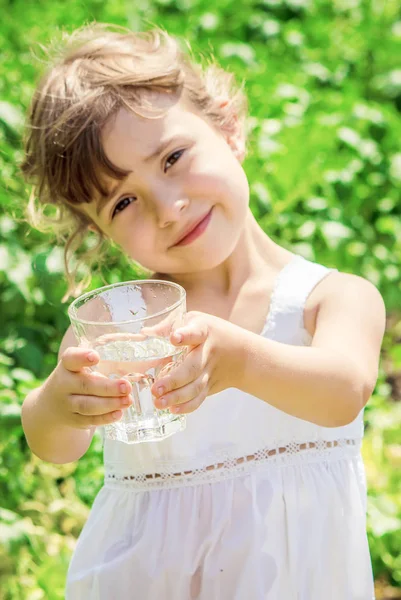 Bicchiere Acqua Bambino Focus Selettivo — Foto Stock