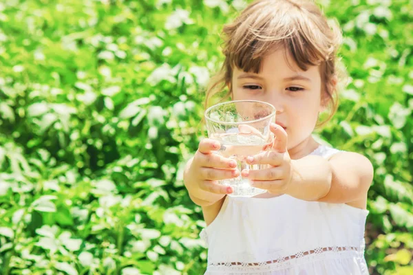 Bicchiere Acqua Bambino Focus Selettivo — Foto Stock