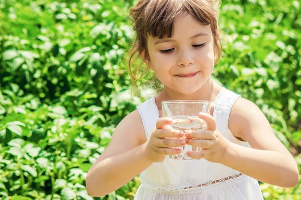 Bicchiere Acqua Bambino Focus Selettivo — Foto Stock