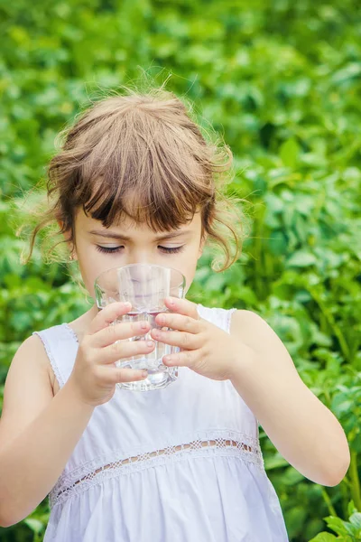 Bicchiere Acqua Bambino Focus Selettivo — Foto Stock