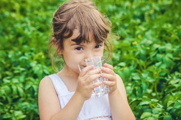 Enfant Verre Eau Focus Sélectif — Photo