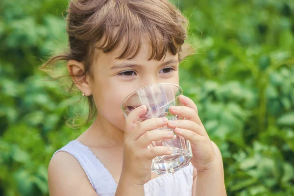 Vaso Agua Infantil Enfoque Selectivo — Foto de Stock