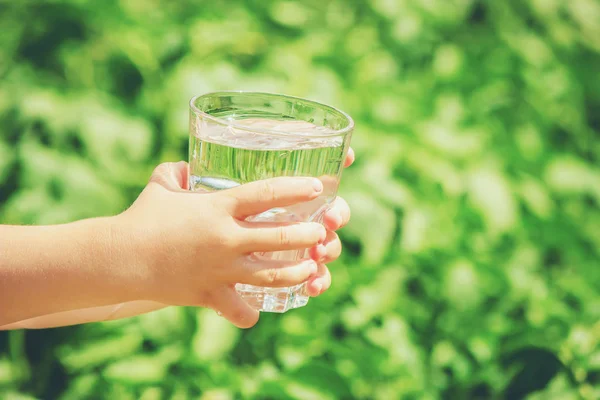 Kind Glas Water Selectieve Aandacht — Stockfoto