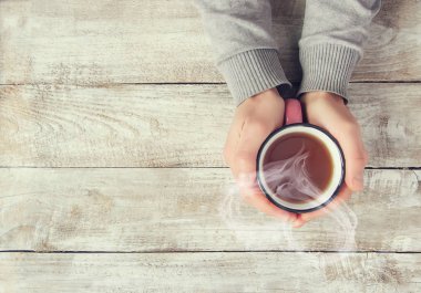 Bir fincan çay bir adam elinde. Seçici odak.