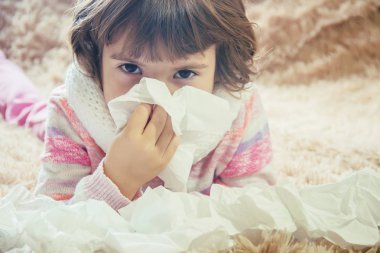 Soğuk, çocuk. Burun akıntısı. Seçici odak. 