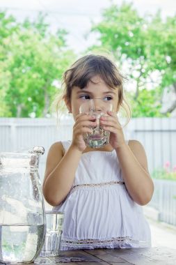 Çocuk bardak su. seçici odak.