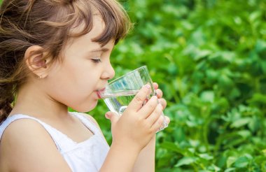 Çocuk bardak su. seçici odak.