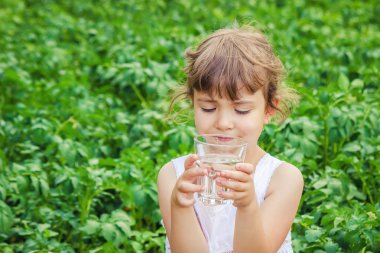 Çocuk bardak su. seçici odak.