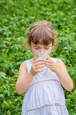 Çocuk bardak su. seçici odak.