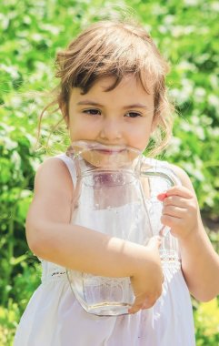 Çocuk bardak su. seçici odak.