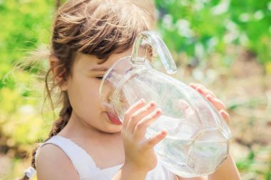 Çocuk bardak su. seçici odak.