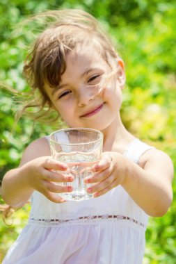 Çocuk bardak su. seçici odak.