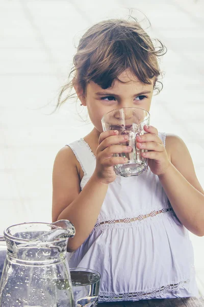 Vaso Agua Infantil Enfoque Selectivo — Foto de Stock