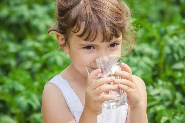 儿童杯水 选择性焦点 — 图库照片
