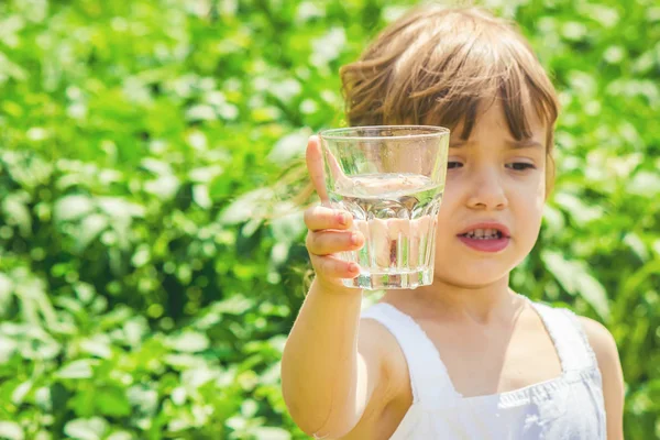 Vaso Agua Infantil Enfoque Selectivo — Foto de Stock