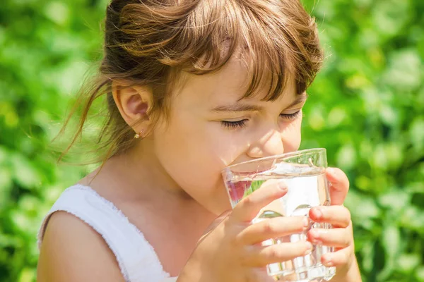 Kind Glas Water Selectieve Aandacht — Stockfoto