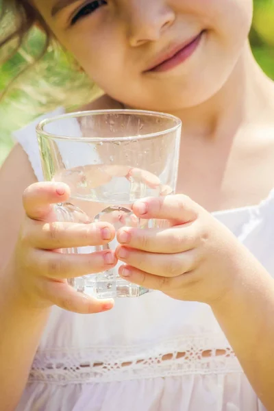 Vaso Agua Infantil Enfoque Selectivo — Foto de Stock