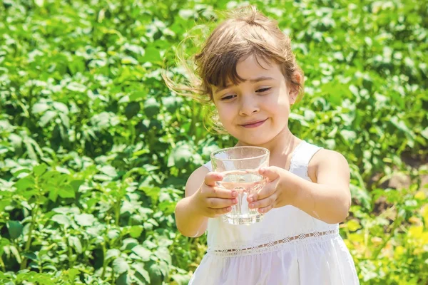 Bicchiere Acqua Bambino Focus Selettivo — Foto Stock