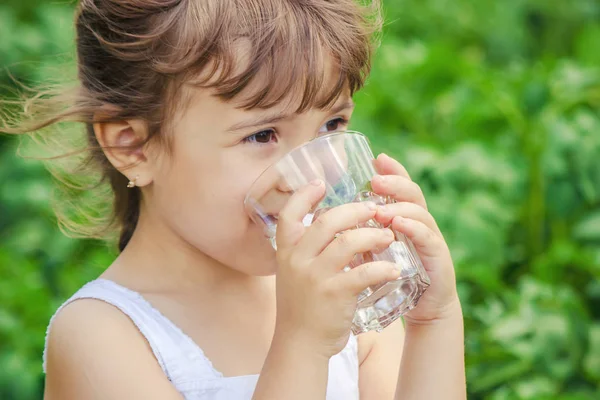 Kind Glas Water Selectieve Aandacht Stockafbeelding