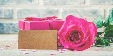 Bir hediye ve çiçek. Seçici odak. 