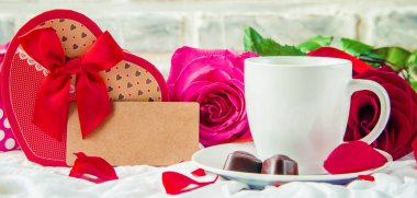 Kahve için sevilen bir yatakta. Seçici odak. 