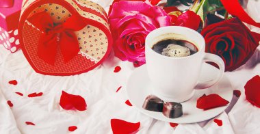 Kahve için sevilen bir yatakta. Seçici odak. 