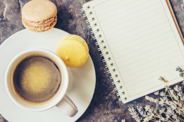 Bademli kurabiye ve kahve. Kahvaltı. Seçici odak.