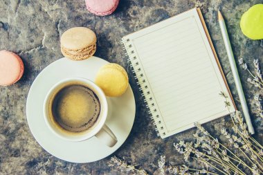 Bademli kurabiye ve kahve. Kahvaltı. Seçici odak.