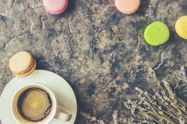 Bademli kurabiye ve kahve. Kahvaltı. Seçici odak.