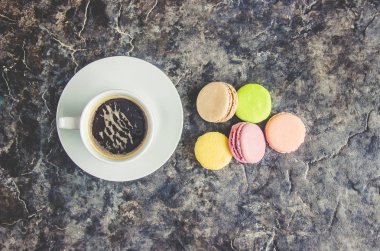 Bademli kurabiye ve kahve. Kahvaltı. Seçici odak.