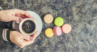 Bademli kurabiye ve kahve. Kahvaltı. Seçici odak.