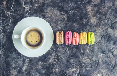 Bademli kurabiye ve kahve. Kahvaltı. Seçici odak.