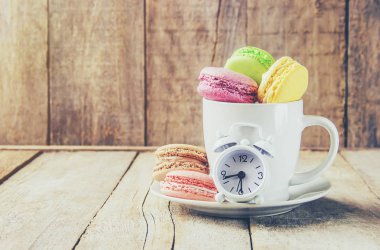 Bademli kurabiye ve kahve. Kahvaltı. Seçici odak.