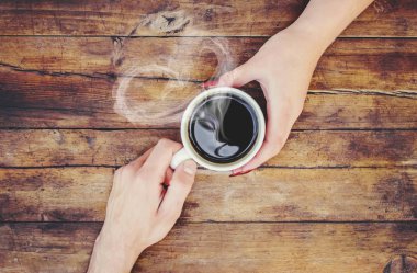 Bir fincan kahve severler elinde. Seçici odak.