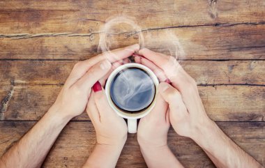 Bir fincan kahve severler elinde. Seçici odak.