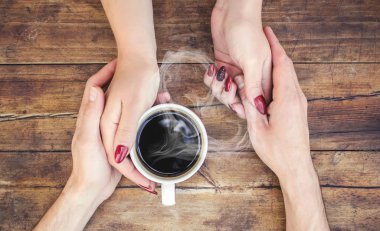 Bir fincan kahve severler elinde. Seçici odak.