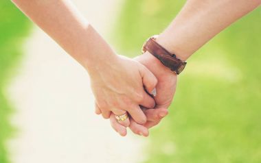 Severlerin elleri. Seçici odak. 