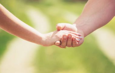 Severlerin elleri. Seçici odak. 