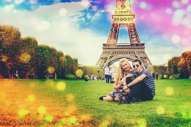 Eiffel Tower yakınındaki severler. Seçici odak.