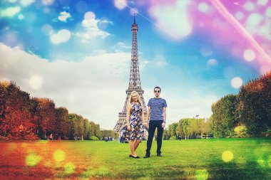 Eiffel Tower yakınındaki severler. Seçici odak.