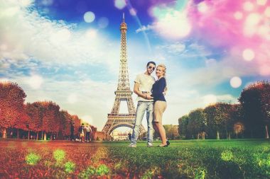 Eiffel Tower yakınındaki severler. Seçici odak.
