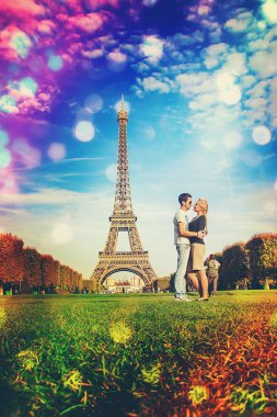 Eiffel Tower yakınındaki severler. Seçici odak.