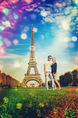 Eiffel Tower yakınındaki severler. Seçici odak.