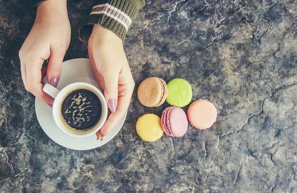 Bademli kurabiye ve kahve. Kahvaltı. Seçici odak.