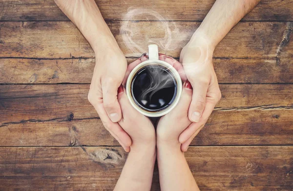 Uma Chávena Café Nas Mãos Dos Amantes Foco Seletivo — Fotografia de Stock