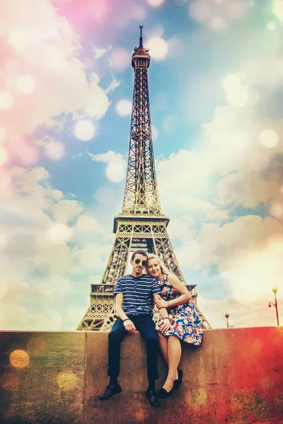 Lovers Eiffel Tower Selective Focus — Stock Photo, Image