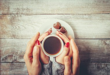 Bir fincan kahve severler elinde. Seçici odak. 