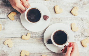 Bir fincan kahve severler elinde. Seçici odak. 